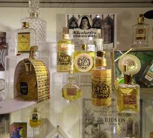 Rundgang durch das Europäische Flakonglasmuseum