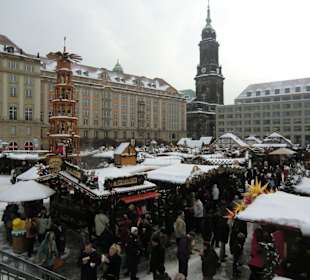 Blick über den Markt von der Brücke am Eingang