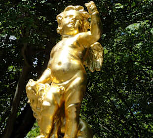 Renovierte Putte an der Grotte