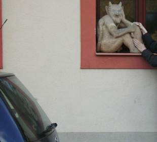 Detail Fassade Mönchshof:Teufel wartet auf Mönche