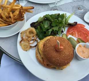 Burger mit leckeren Pommes