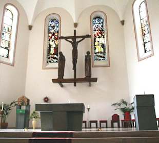 Kreuzigungsgruppe im Chorraum