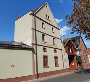 die Alte Brauerei Zapf; das braune Tor führt in den Innenhof mit einem schönen Biergarten und ist auch der Durchgang zum Gästehaus Gasthaus Alte Brauerei Zapf