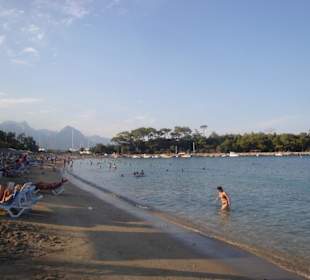 Strand mit schönen Bergen im Hintergrund