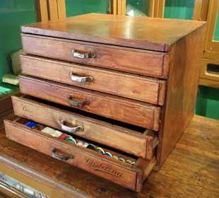 Im Kolonialwarenladen des Museums