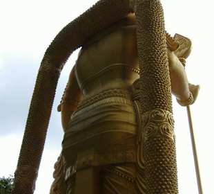 Die gigantische Statue von hinten