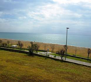 Vor dem Militärgelände am Berg