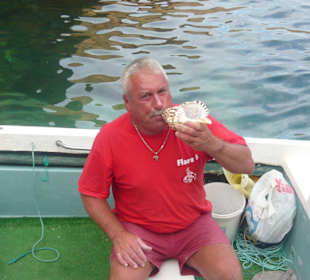 Bootsführer zu den Grotten von Lagos