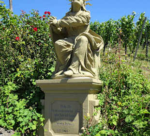 Mater dolorosa am Kreuzweg zur Kirche