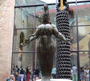 Dziedziniec - Teatro-Museo Dalí