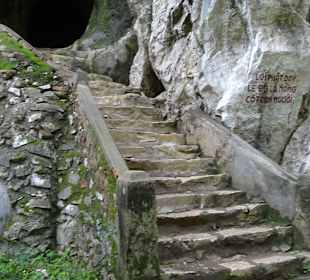 Viele steile Treppen führen nach oben