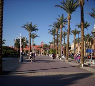 Promenade vor dem Hotel Grand Resort