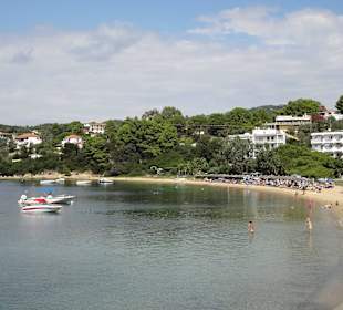 Ruhiges, kristallklares Wasser