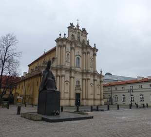Visitantinnen Kirche u Denkmal Kardinal Wyszyński