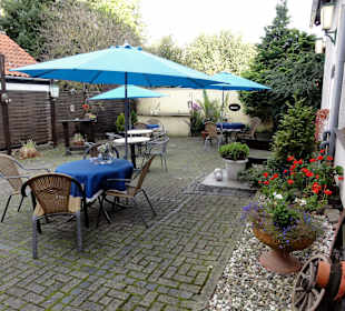 Blick in den Biergarten hinter dem Restaurant