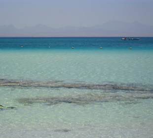 Вид с берега на море