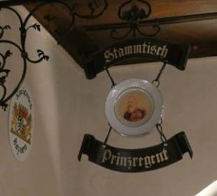 Im Hofbräuhaus bei den Stammtischen