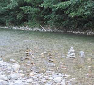 Ammer mit Steinfiguren