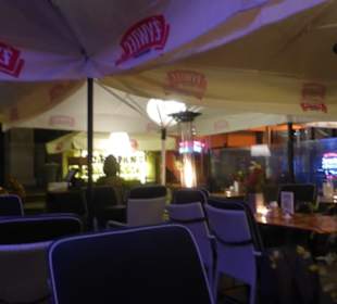 Sitzplätze vor dem Lokal Elephant