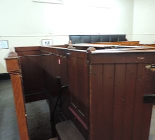 Anklagebank, direkte Verbindung zu den Zellen