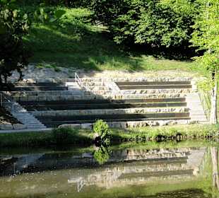 Gestaffelte Sitzplätze an den Teichen