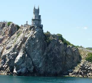 Schwalbennest vom Meer gesehen