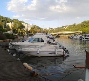 Im Hafen von Cala Galdana