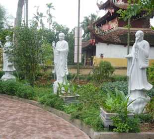 Mamorstatuen in der Du Hang Pagode
