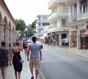 Einkaufsmeile Cala Ratjada, Discos, Lebensmittel,