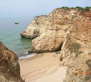 Strand mit Klippenlandschaft in Praia do Vau