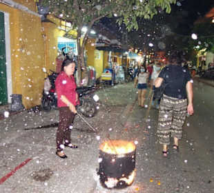 Opfergaben werden verbrannt