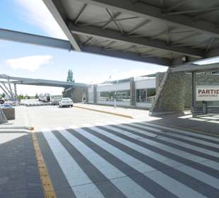 Blick auf das Flughafengebäude