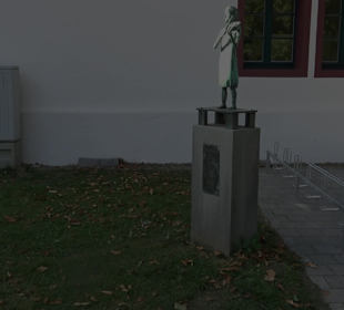 Skulptur "Das Mädchen mit der Pappgeige"