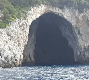 Nach ca. 2 stündiger Bootsfahrt Stop an der Grotte