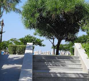 Blick auf Strandpromenade und Strand