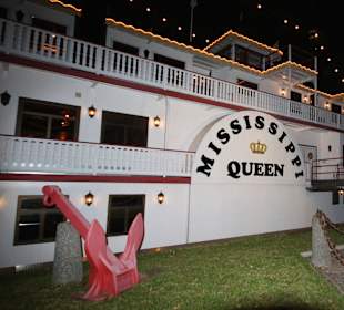 Außenansicht bei Nacht