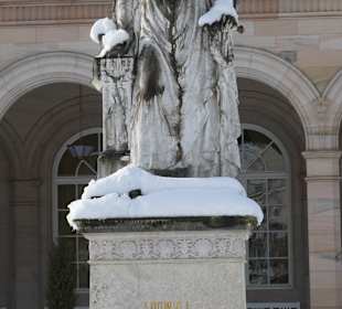 König Ludwig I. vor dem Arkadenbau im Schnee