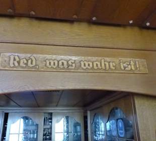 Spruch oberhalb der Theke