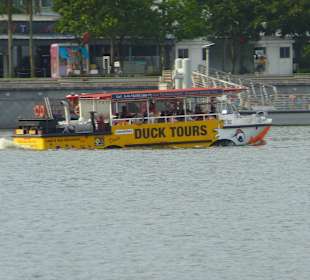 Der Monstertruck kann schwimmen