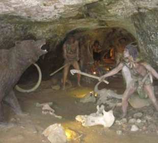 Nachbildung einer Kampfszene mit einem Bären