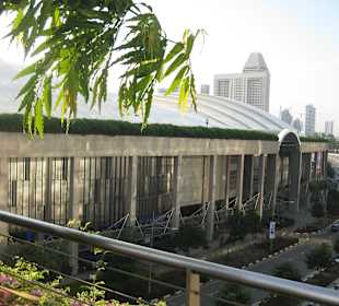 Blick auf Marina Bay Sands von der Übergangsbrücke