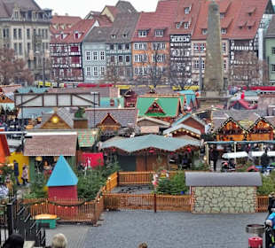 Blick von der Domtreppe auf den Weihnachtsmarkt