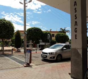 Blick vom Massage-Center zur Strasse