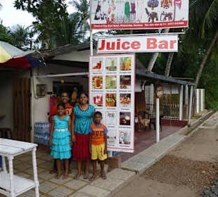 Shiromie und Familie vor ihrer Juice Bar