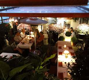 Blick auf den terrassenförmigen Außenbereich