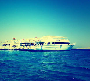 Снорклинг - ныряние с масками. Первая - это наша яхта