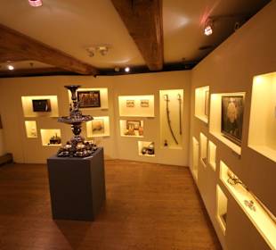 Ausstellungsstücke aus den vorigen Jh