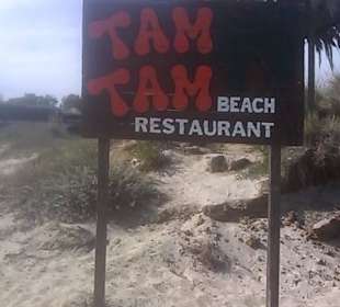 Links den Strand gehen super Bar ca. 600 Meter