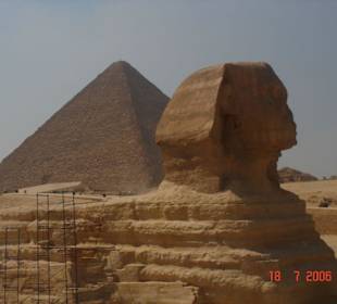 Eine Pyramide und die Sphinx