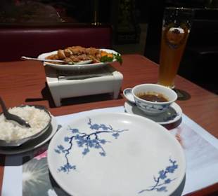 Ente Shanghai-Art mit Gemüse, pikanter Soße, Reis